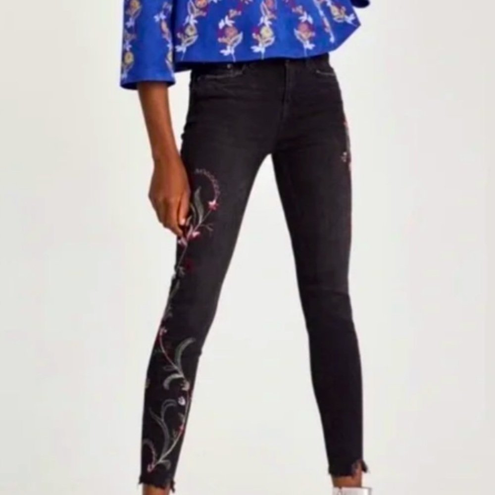 NWOT Zara Black Floral Embroidered Raw Hem Skinny Jeans Waist 15”.